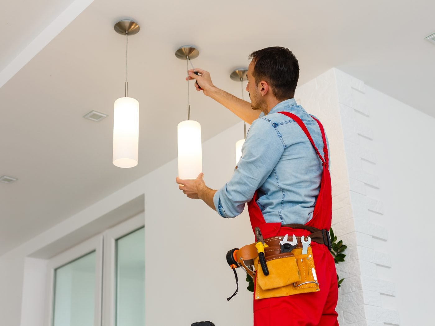 Electrician hanging pendant lights